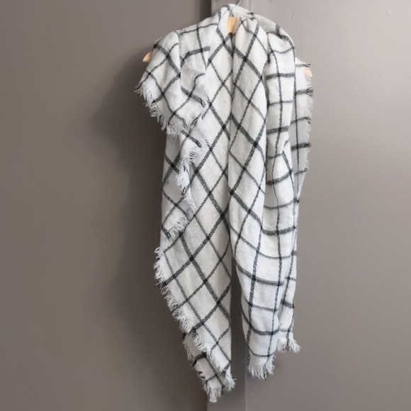 Accessories - 🌟3 for $20✨Grid blanket scarf black and white
